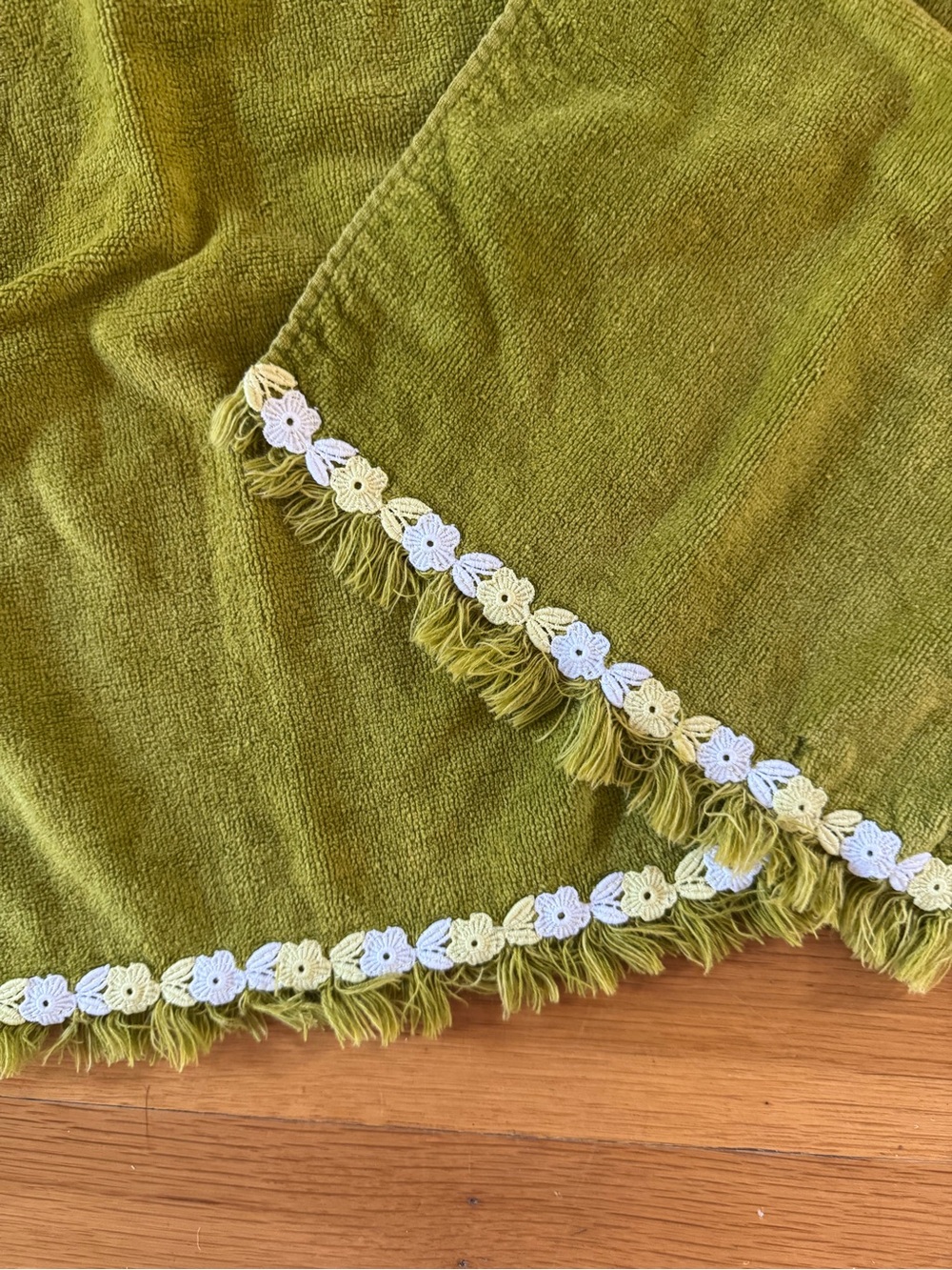 Vintage 100% cotton chartreuse toned towels with flower details